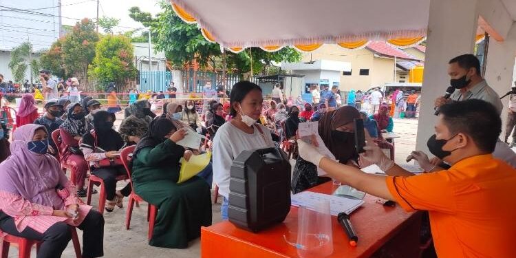 FOTO : DOKUMENTASI MATA KALTENG - Pembagian bansos pada 2022 di Kota Sampit.