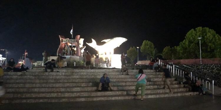 FOTO : DIAN TARESA/MATA KALTENG - Suasana Malam Hari di Taman Ikon Ikan Jelawat Sampit