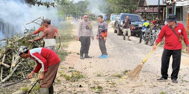 FOTO : Kecamatan/MATA KALTENG - Suasana gotong royong warga Kecamatan Kota Besi.