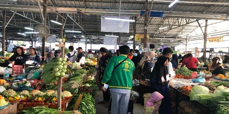 FOTO : DIAN TARESA/MATA KALTENG - Suasana di salah satu pasar di Kota Sampit.