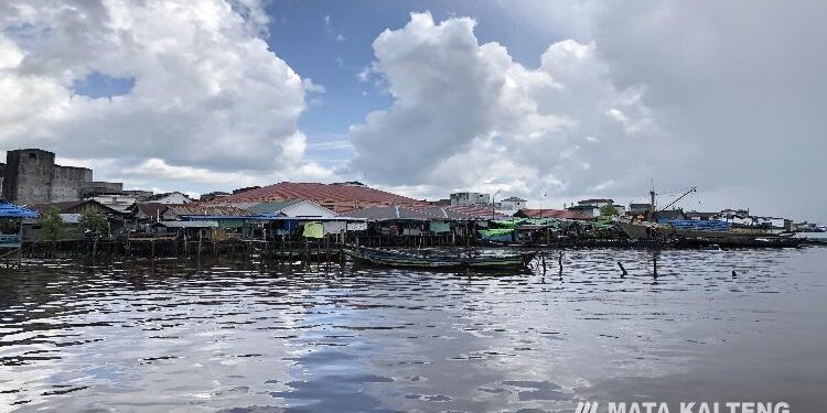 FOTO : DOKUMENTASI MATA KALTENG - Suasana di pinggir Sungai Mentaya.