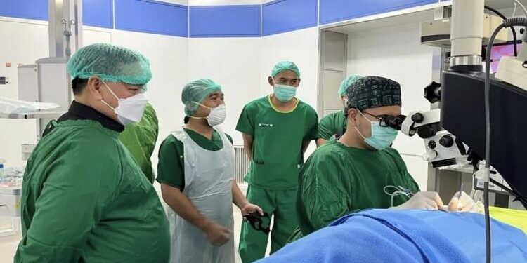 FOTO : Humas/MATA KALTENG - Bupati Kotim Halikinnor saat melihat langsung proses operasi mata katarak di RSUD dr Murjani Sampit.
