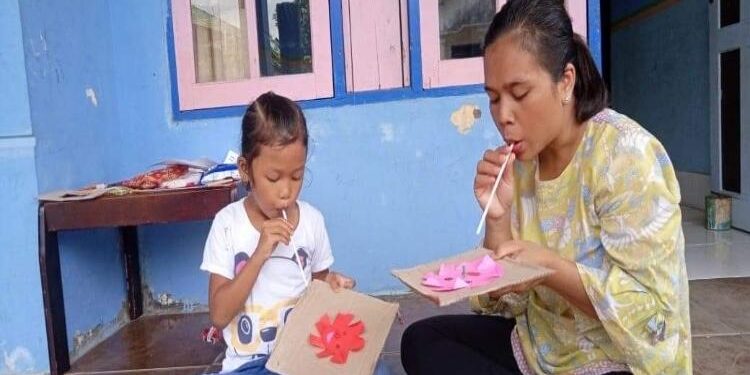 FOTO : DOKUMENTSI MATA KALTENG - Orangtua dan anak saat belajar sambil bermain di rumah.