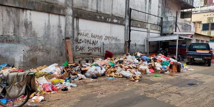 FOTO : Warga/MATA KALTENG - Sampah yang menumpuk di kawasan PPM Sampit belum lama ini.