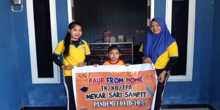 FOTO : DOKUMENTASI MATA KALTENG - Guru yang berkunjung ke rumah peserta didik untuk melakukan pembelajaran.