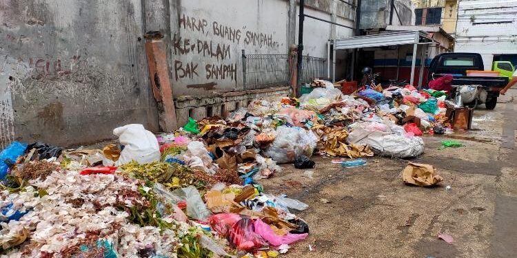 FOTO : Warga/MATA KALTENG - Sampah yang berhamburan di kawasan PPM Sampit.