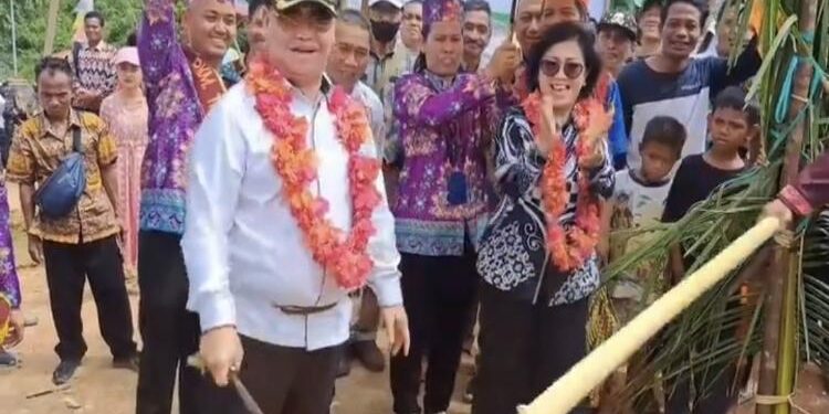 FOTO : Humas/MATA KALTENG - Bupati Kotim saat menghadiri peresmian Puskesmas Tumbang Penyahuan.