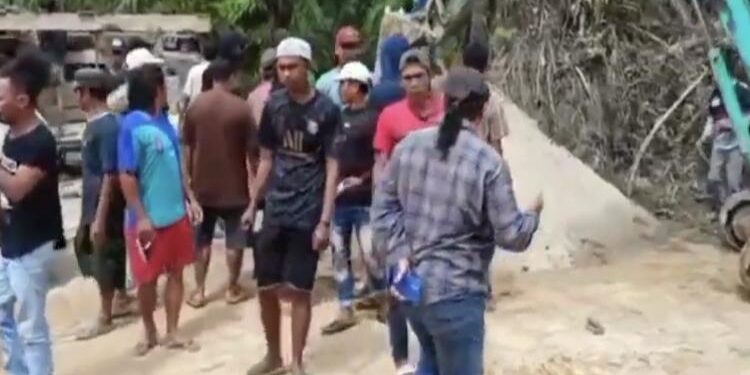 FOTO : Warga/MATA KALTENG - Aksi spontanitas warga Desa Waringin Agung, Kecamatan Antang Kalang menuntut lahan yang diduga digarap PT BUM.