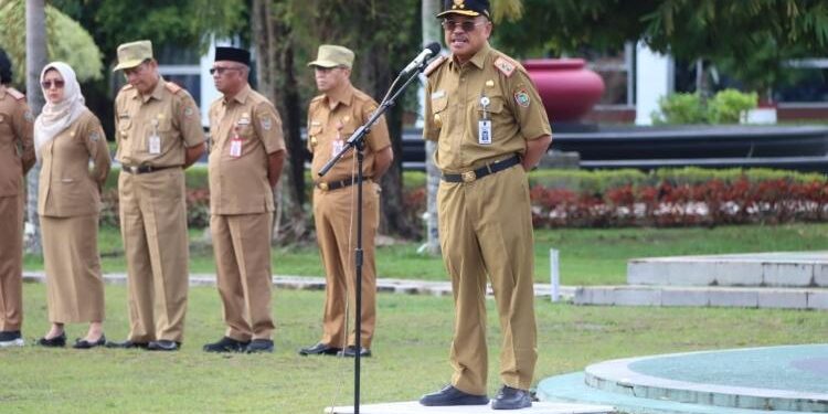 FOTO: MMC/MATAKALTENG - Sekretaris Daerah Kalteng H. Nuryakin kembali memimpin Apel Pagi di Lingkup Sekretariat Daerah (Setda) Kalteng, usai cuti umroh beberapa waktu lalu.