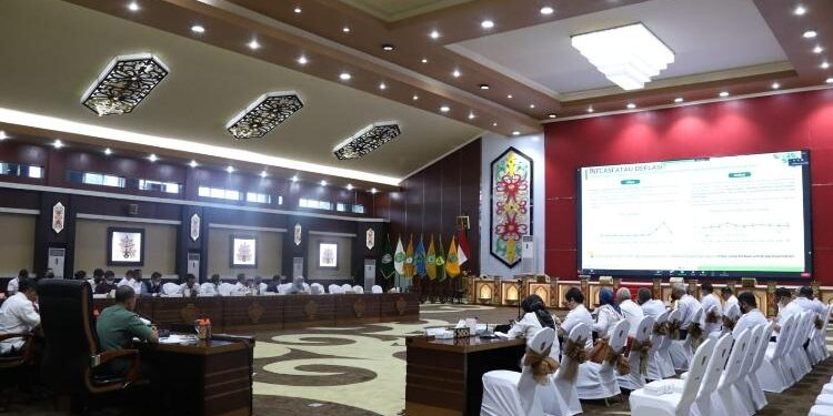 FOTO: OLIVIA/MATAKALTENG - Kepala Biro Ekonomi Setda Kalteng Said Salim, saat menghadiri Rapat Koordinasi (Rakor) Pengendalian Inflasi Tahun 2023 secara virtual.