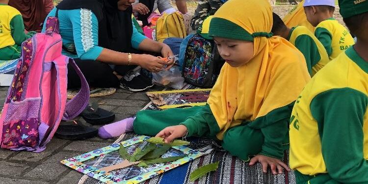 FOTO : DOKUMENTASI/MATA KALTENG - Anak usia dini saat bermain sambil belajar.