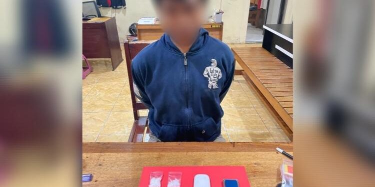 Terduga pelaku beserta barang bukti sabu, pada saat diamankan polisi. (ISTIMEWA)