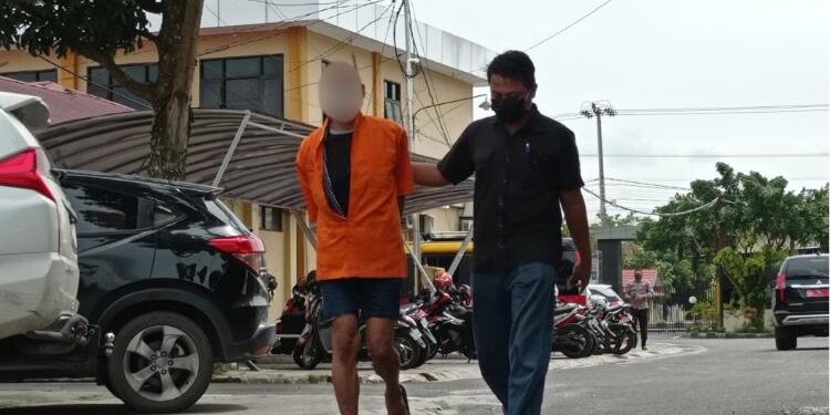 Terduga pelaku pada saat digiring untuk dihadirkan pada press release Mapolresta Palangka Raya.