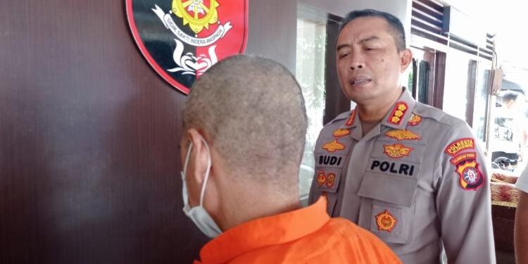 Kapolresta Palangka Raya, Kombes Pol Budi Santosa, pada saat menginterogasi pelaku usai melaksanakan press release.