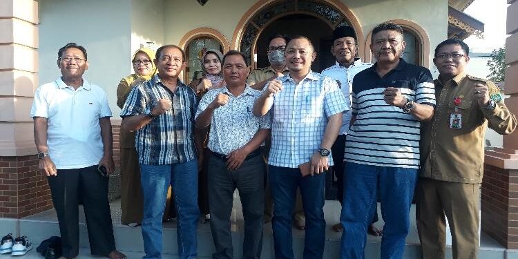 FOTO : TAUFIK/MATAKALTENG - Foto bersama Ketua Umum KKB Cabang Barsel, Eddy Raya Samsuri beserta pengurus.