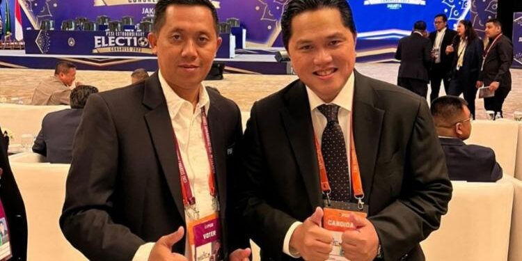 FOTO: ISTIMEWA/MATAKALTENG - Sekum Asprov PSSI Kalteng, Sigit Widodo (kiri), pada saat foto bersama Ketum PSSI periode 2023-2027, Erick Thohir.