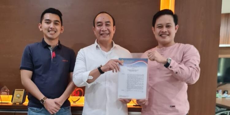 FOTO: ISTIMEWA/MATAKALTENG - Ketua Karang Taruna Provinsi Kalteng, Edy Rustian (pojok kanan), pada saat menerima SK Kepengurusan Karang Taruna Provinsi Kalteng periode 2023-2028.