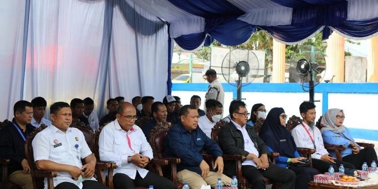 FOTO: OLIVIA/MATAKALTENG - Giat Balmon dalam rangka pemusnahan barang hasil operasi penertiban frekuensi dan radio di Palangka Raya.
