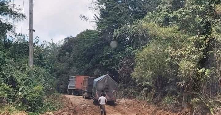 FOTO : EVANDI/MATA KALTENG - Kondisi ruas jalan dari Sei Riang menuju Tumbang Miri yang rusak parah setelah hujan, belum lama ini.
