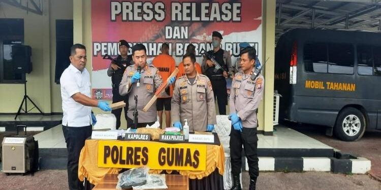 FOTO : SID/MATA KALTENG - Kapolres Gumas AKBP Asep Bangbang Saputra, Wakapolres Kompol Aries Nugroho Ishak, Kabag Ops Kompol Tri Wibowo, dan Kasat Reskrim AKP Jhon Digul Manra, menunjukkan barang bukti kayu balok yang digunakan pelaku untuk menganiaya korban, Rabu, 1 Februari 2023.