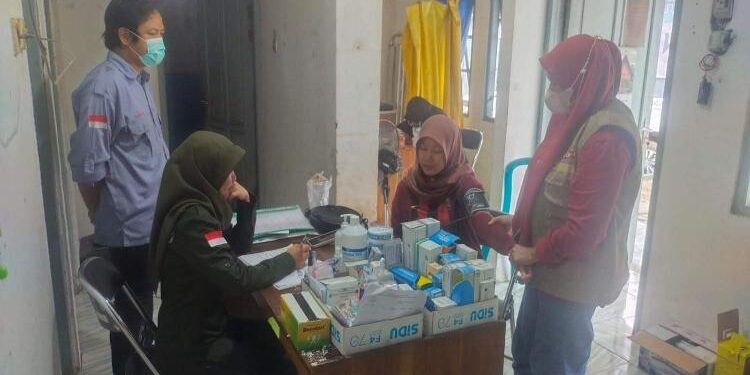 FOTO : AKH/MATAKALTENG - Pemeriksaan Kesehatan kepada ibu hamil dan menyusui oleh petugas kesehatan.