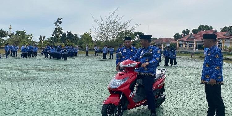 FOTO : AKH/MATAKALTENG - Nampak Bupati Sukamara Windu Subagio saat mencoba motor listrik.