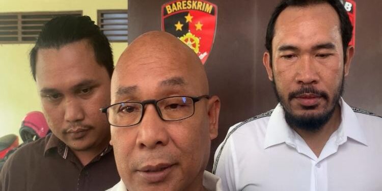 FOTO: RIZAL/MATAKALTENG - Kuasa Hukum Tersangka AY, Sukah L Nyahun (tengah).