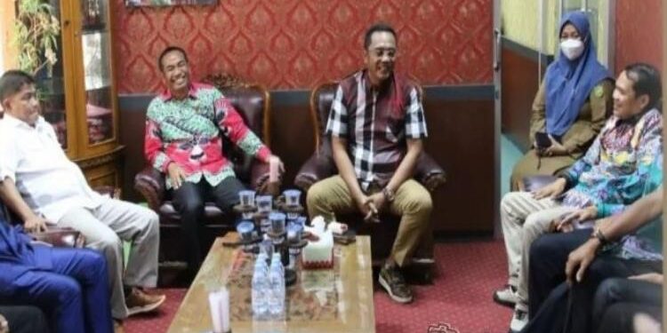 FOTO: MMC/MATAKALTENG - Ketua DPRD Palangka Raya, Sigit K Yunianto bersama Sekretaris Dewan, Sitti Masmah menyambut rombongan DPRD Katingan.