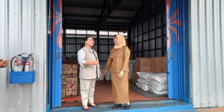 FOTO : MATAKALTENG - Penjabat Bupati Barito Selatan, Lisda Arriyana bersama pimpinan KCP Bulog Buntok pada saat memantau ketersediaan bahan pokok.