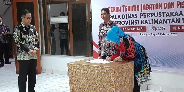 FOTO: OLIVIA/MATAKALTENG - Penandatanganan Berita Acara oleh pejabat lama Luqman Alhakim dan pejabat baru Nunu Andriani