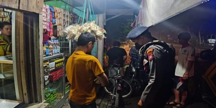 Anggota Polresta Palangka Raya, pada saat mengamankan pelaku percobaan pencurian sepeda.