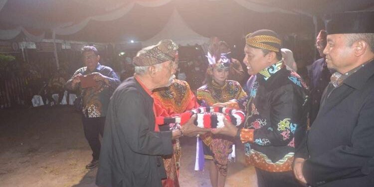 FOTO: IST/MATAKALTENG - Wagub Edy Pratowo mengapresiasi diadakannya pagelaran seni budaya Pakuwojo dalam acara yang dihelat di Wisata Agro, Jalan Mahir Mahar KM 8 Palangka Raya.