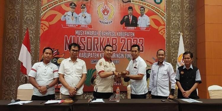 FOTO : DEVIANA/MATAKALTENG - Ketua KONI Kotim terpilih saat menerima palu pimpinan sidang, Sabtu 4 Februari 2023