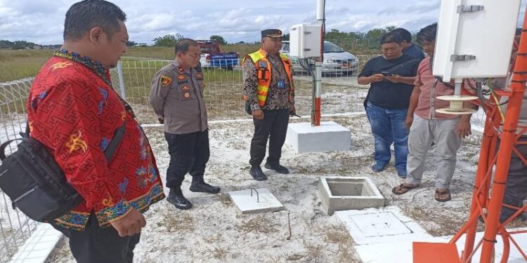 Kapolsek Pahandut, Kompol Saiful Anwar (dua dari kiri), pada saat melakukan olah TKP.