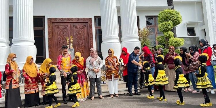 FOTO : IST/MATAKALTENG - Bupati Kotim Halikinnor bersama bunda PAUD saat bertemu anak-anak RA Nurul Iman. 
