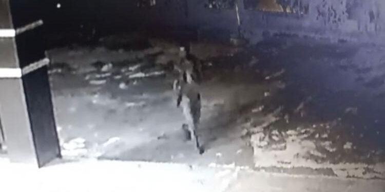FOTO : IST/MATA KALTENG - Tangkapan layar video rekaman CCTV saat pelaku melancarkan aksinya.
