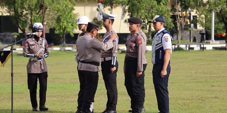 Pemasangan lencana oleh Irwasda Polda Kalteng, Kombes Pol Ady Soeseno, tanda dimulainya Operasi Keselamatan Telabang 2023.