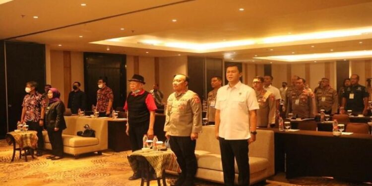 Kadivhumas Polri, Irjen Pol Dedi Prasetyo (tengah) pada saat menghadiri sosialisasi perlindungan kemerdekaan pers.