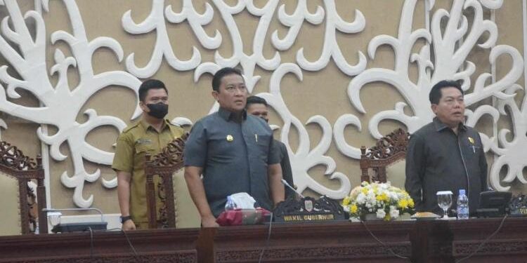 FOTO: ADPIM/MATAKALTENG - Wagub saat menghadiri Rapat Paripurna Ke 4 Masa Persidangan I di Ruang Rapat Paripurna DPRD Kalteng.