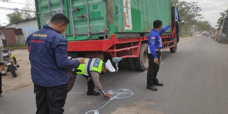 FOTO: IST/MATA KALTENG - Petugas saat melakukan olah TKP di Jalan Jendral Sudirman, Selasa 7 Februari 2023.