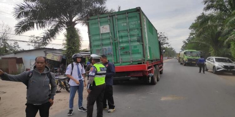 FOTO: POLISI/MATAKALTENG - Petugas Satlantas Polres Kotim sedang melakukan olah TKP kecelakaan yang menewaskan seorang pelajar tersebut.