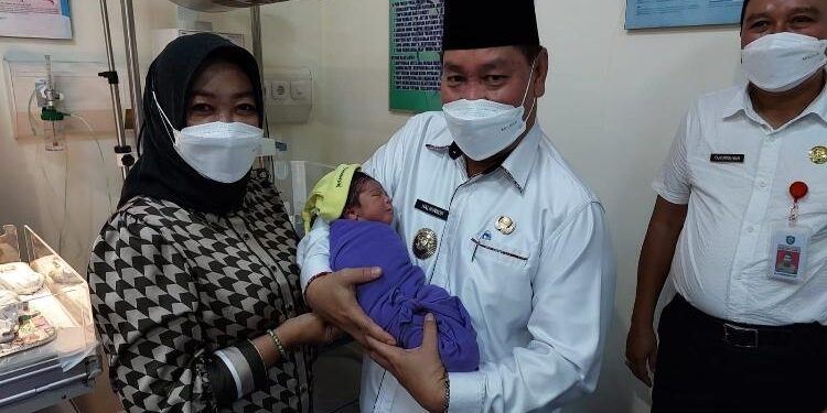 FOTO : HUMAS/MATAKALTENG - Bupati Kotim Halikinnor dan istri saat menjenguk cucu keduanya di ruang anak RSUD dr Murjani Sampit, Rabu 8 Februari 2023.