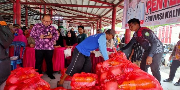 FOTO : DEVIANA /MATAKALTENG - Kepala Disdagperin Kotim Zulhaidir saat memantau pelaksanaan pasar penyeimbang, Kamis 9 Februari 2023.