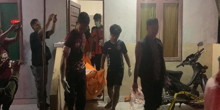 FOTO: RIZAL/MATAKALTENG - Jasad korban pada saat dievakuasi Tim Emergency Response Palangka Raya ke RSUD dr. Doris Sylvanus Palangka Raya.