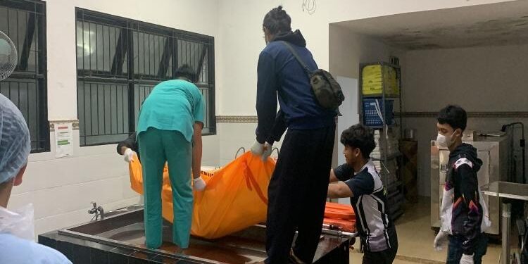 FOTO: RIZAL/MATAKALTENG - Jasad korban pada saat hendak dilakukan visum di ruang Kamboja RSUD dr. Doris Sylvanus Palangka Raya.