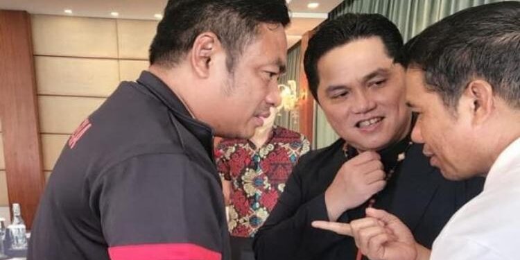 FOTO: HUMAS KALTENG PUTRA/MATAKALTENG - Wakil CEO Kalteng Putra FC Rahmat Nasution Hamka (RNH) bersama Erick Tohir dan Sekjend PSSI Yunus Nusi saat bertemu di Bali.