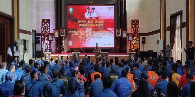 FOTO : DEVIANA/MATAKALTENG - Bupati Kotim Halikinnor saat menemui petugas Damkar dan BPBD, Senin 13 Februari 2023.