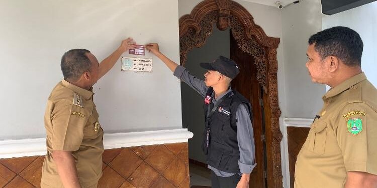 FOTO : AKH/MATAKALTENG - Bupati Sukamara Windu Subagio usai di Coklit dengan penempelan stiker oleh petugas Pantarlih.