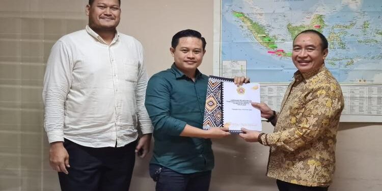 FOTO: ISTIMEWA/MATAKALTENG - Ketua Karang Taruna Provinsi Kalteng, Edy Rustian (tengah), pada saat menyerahkan formatur kepengurusan Karang Taruna Provinsi Kalteng masa bakti 2023-2028.