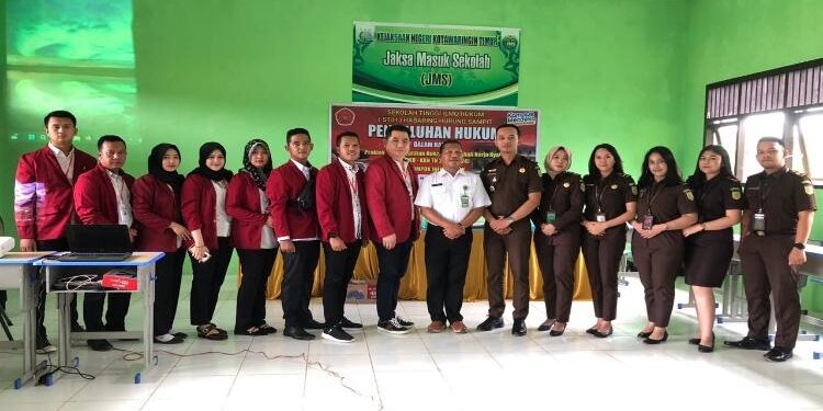 FOTO: IST/MATA KALTENG - Sejumlah mahasiswa STIH Habaring Hurung bersama Kejaksaan Negeri Kotim.